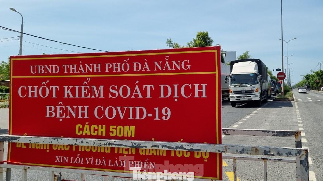 Đối với xe chở hàng từ vùng dịch về, tài xế phải có kết quả xét nghiệm âm tính mới được cho qua chốt. Nếu đỗ hàng trong thành phố tài xế phải cam kết đủ 24 tiếng phải quay ra. Trường hợp tài xế chưa xét nghiệm, CSGT sẽ yêu cầu quay đầu xe, không cho vào thành phố. Ảnh: Thanh Trần. Đối với xe chở hàng từ vùng dịch về, tài xế phải có kết quả xét nghiệm âm tính mới được cho qua chốt. Nếu đỗ hàng trong thành phố tài xế phải cam kết đủ 24 tiếng phải quay ra. Trường hợp tài xế chưa xét nghiệm, CSGT sẽ yêu cầu quay đầu xe, không cho vào thành phố. Ảnh: Thanh Trần.