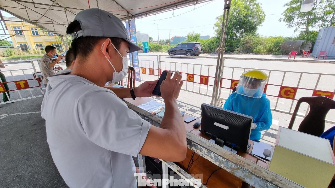 Trung tá Võ Cư đề nghị tài xế phải hướng dẫn cho hành khách khai báo trước (bằng cách sử dụng mã QR) để khi qua chốt hoàn thành nhanh thủ tục này, giải phóng sớm xe đậu đỗ, tránh tắc nghẽn. Ảnh: Thanh Trần. Trung tá Võ Cư đề nghị tài xế phải hướng dẫn cho hành khách khai báo trước (bằng cách sử dụng mã QR) để khi qua chốt hoàn thành nhanh thủ tục này, giải phóng sớm xe đậu đỗ, tránh tắc nghẽn. Ảnh: Thanh Trần.