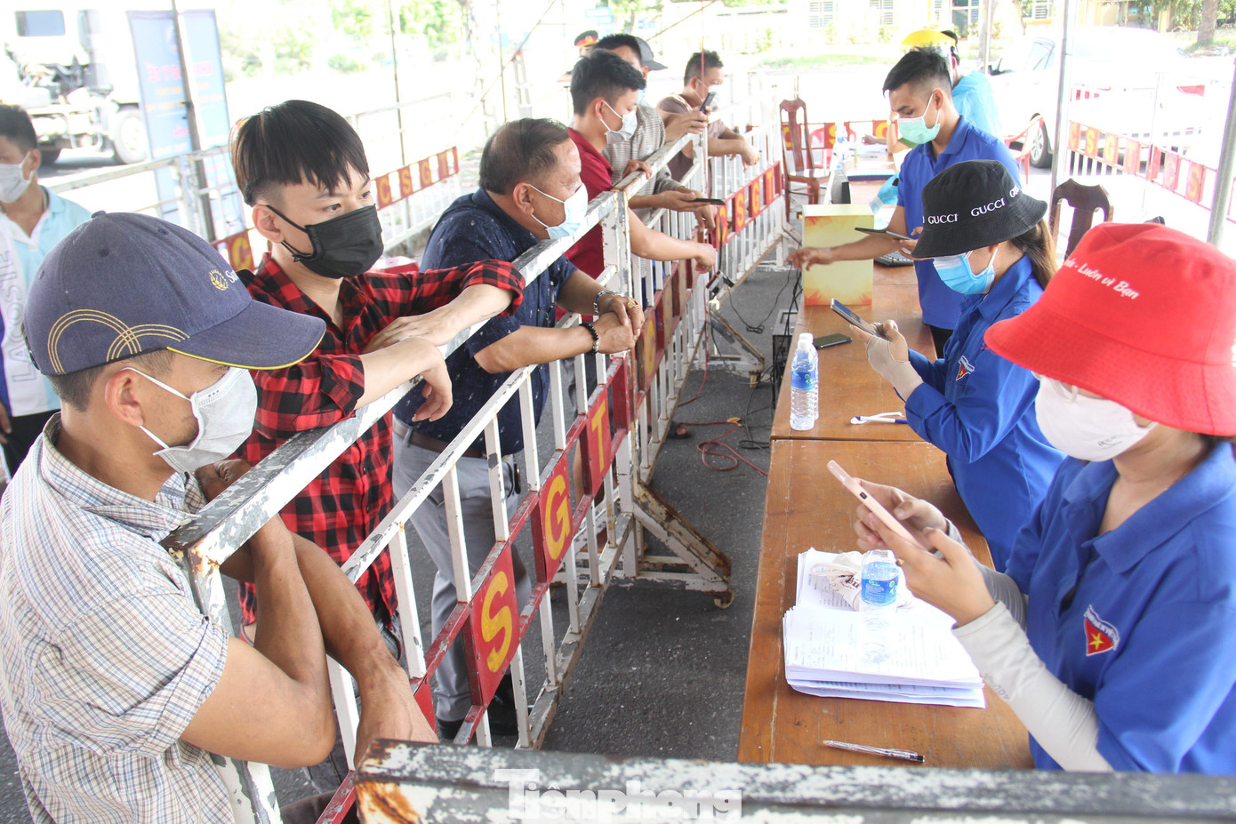 Xe chở hàng hóa có thời gian khai báo nhanh hơn so với xe khách. Ngoài ra, một số trường hợp không khai báo điện tử trước, tới chốt mới bắt đầu khai báo qua giấy nên rất mất thời gian. Ảnh: Thanh Trần. Xe chở hàng hóa có thời gian khai báo nhanh hơn so với xe khách. Ngoài ra, một số trường hợp không khai báo điện tử trước, tới chốt mới bắt đầu khai báo qua giấy nên rất mất thời gian. Ảnh: Thanh Trần.