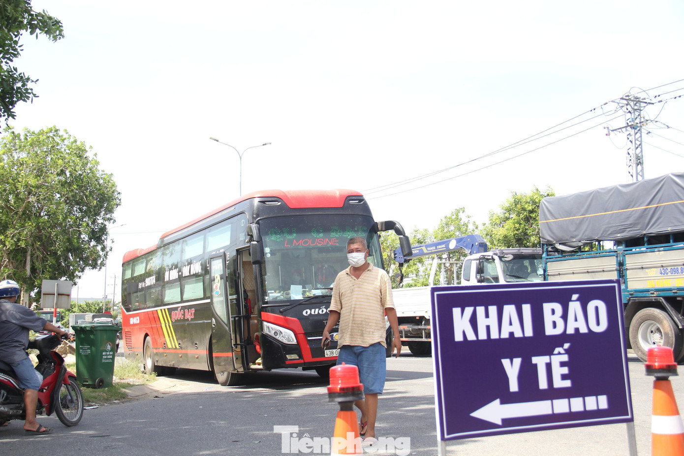 Thời gian lưu thông qua chốt nhanh hay chậm phụ thuộc vào việc khai báo y tế. Ảnh: Thanh Trần. Thời gian lưu thông qua chốt nhanh hay chậm phụ thuộc vào việc khai báo y tế. Ảnh: Thanh Trần.