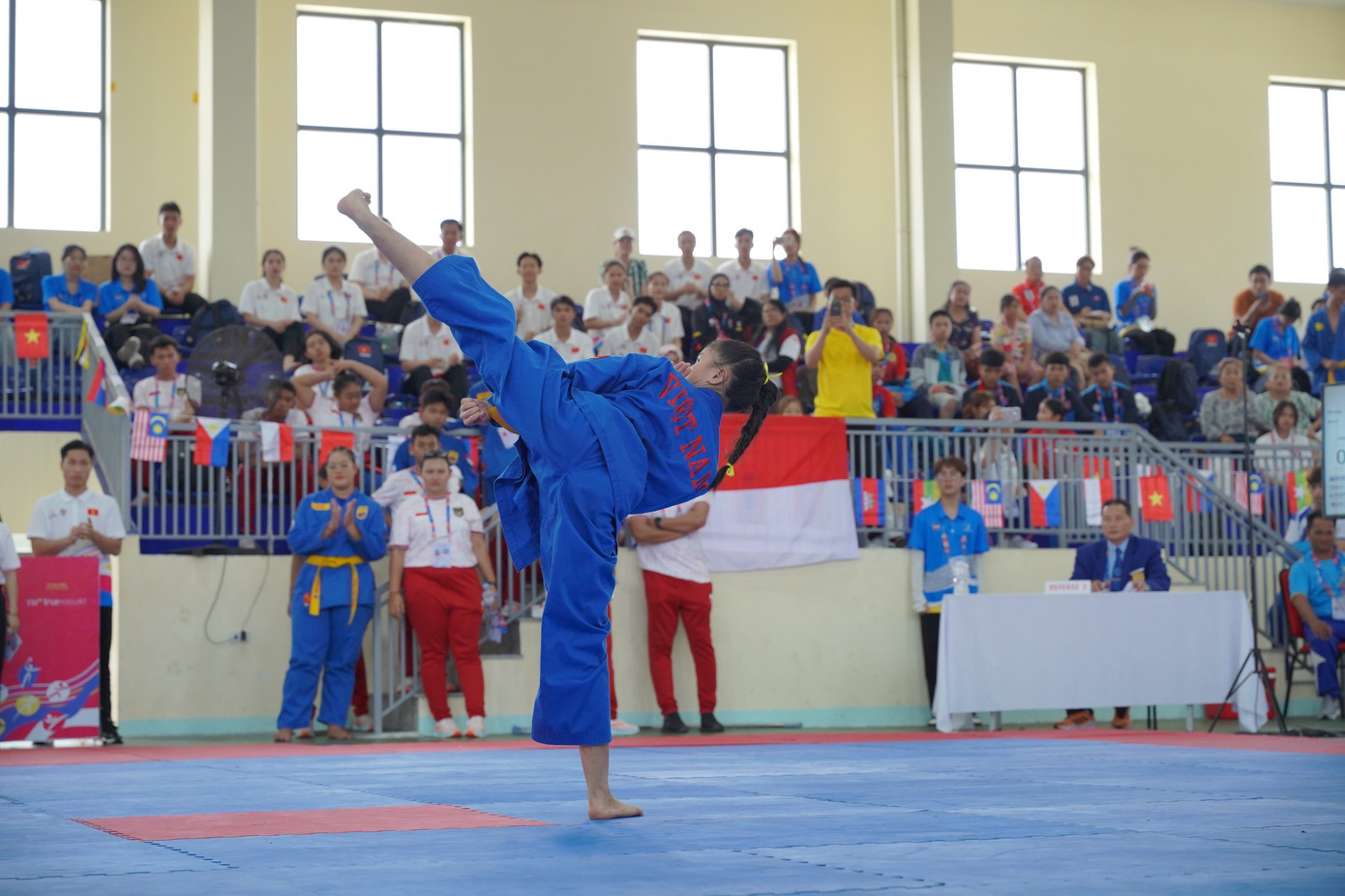 Phía sau mỗi trận đấu, cuộc họp, hay bữa ăn giấc ngủ của các đoàn là những chiếc áo xanh luôn đồng hành, dõi theo và hỗ trợ. Ông Hendry Suryaatmadja Sutanto (HLV bơi đoàn Indonesia) bày tỏ: “Các TNV hỗ trợ cho tôi và các VĐV trong đoàn rất nhiều. Họ luôn có mặt nhanh chóng khi chúng tôi cần và luôn đứng cạnh chúng tôi. Họ rất thân thiện và chào đón chúng tôi. Tôi rất thích điều đó”.