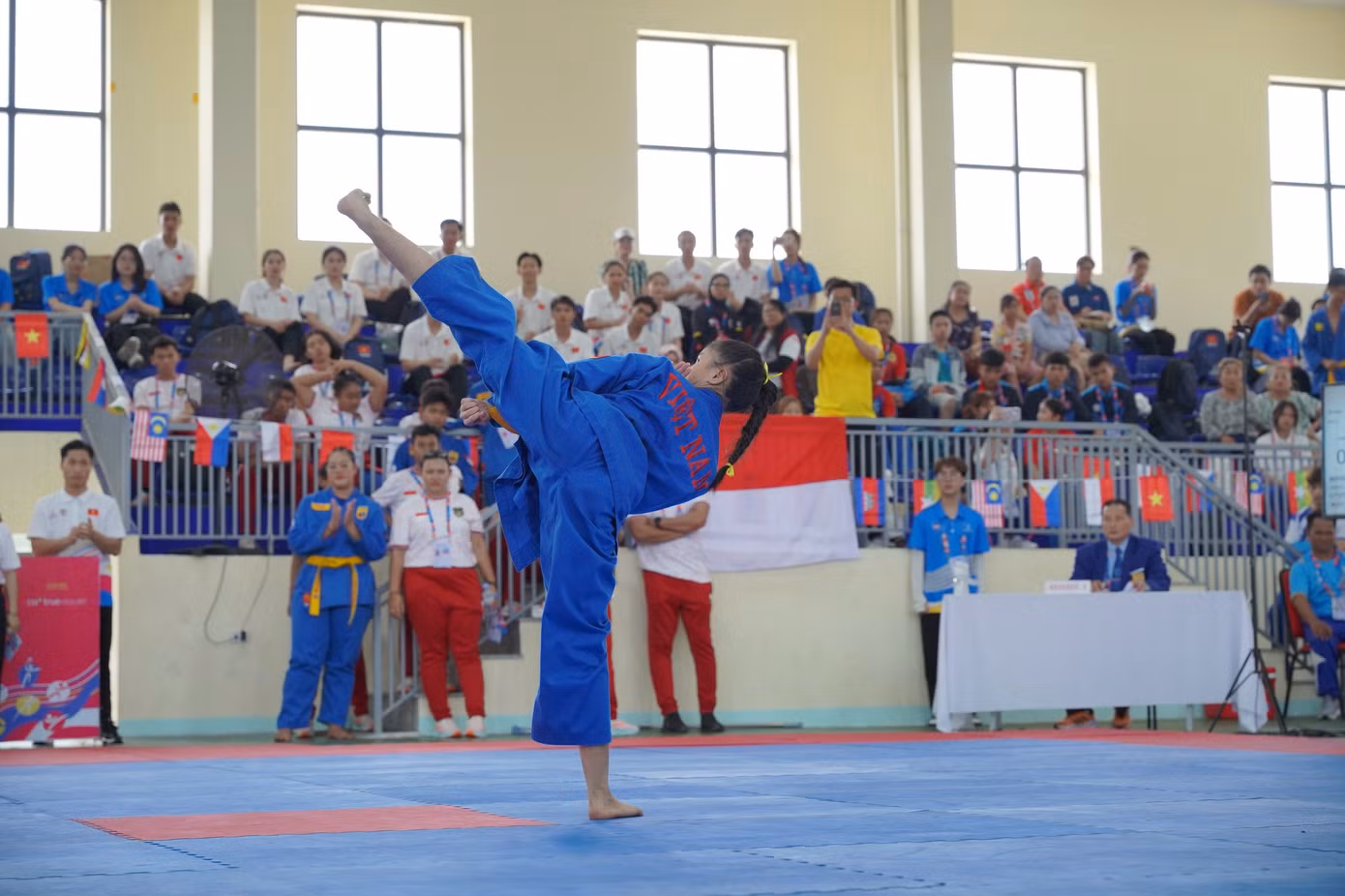 Phía sau mỗi trận đấu, cuộc họp, hay bữa ăn giấc ngủ của các đoàn là những chiếc áo xanh luôn đồng hành, dõi theo và hỗ trợ. Ông Hendry Suryaatmadja Sutanto (HLV bơi đoàn Indonesia) bày tỏ: “Các TNV hỗ trợ cho tôi và các VĐV trong đoàn rất nhiều. Họ luôn có mặt nhanh chóng khi chúng tôi cần và luôn đứng cạnh chúng tôi. Họ rất thân thiện và chào đón chúng tôi. Tôi rất thích điều đó”.