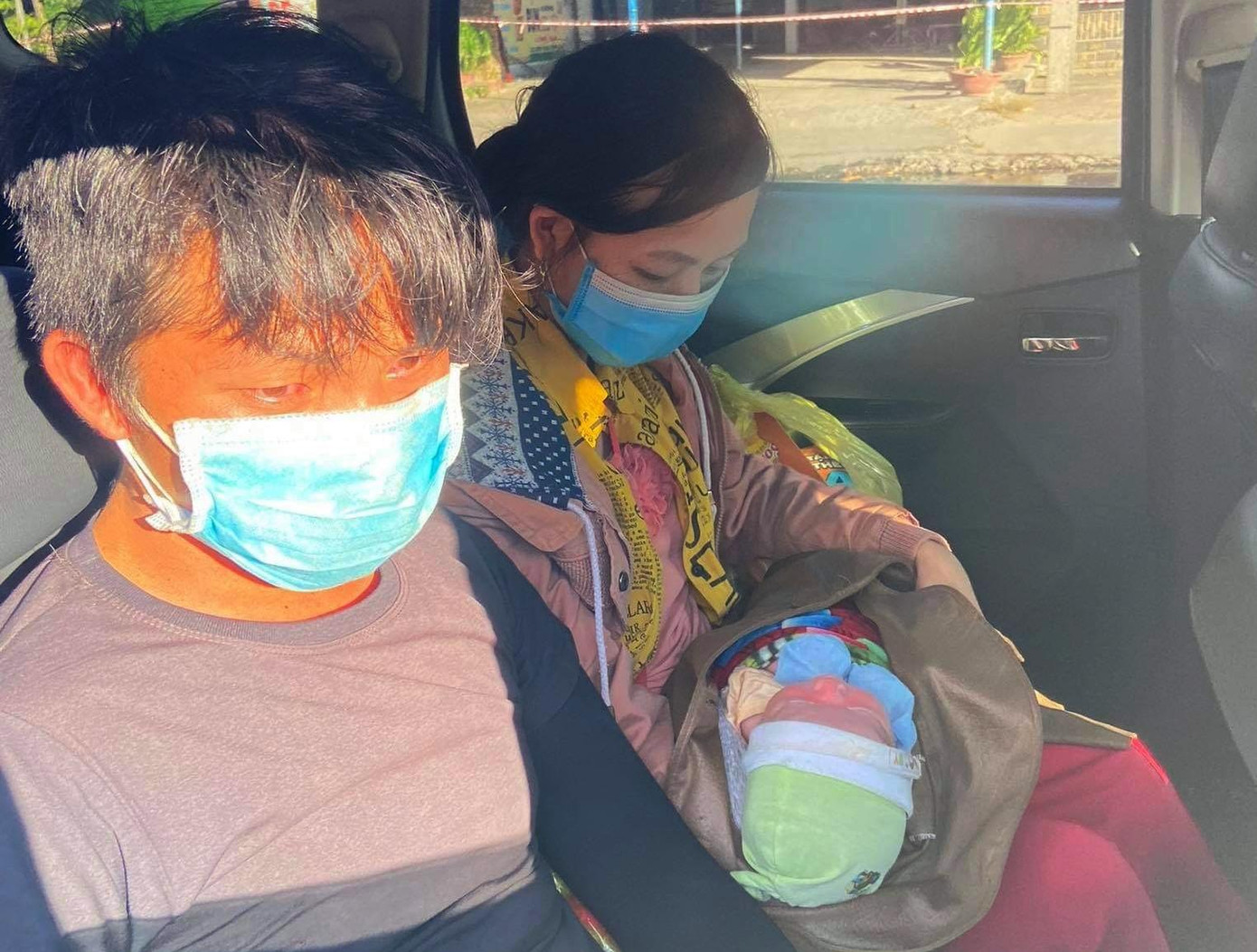 Hai vợ chồng anh Xò đã được hỗ trợ xe cứu thương để đưa về quê. Ảnh: VT.