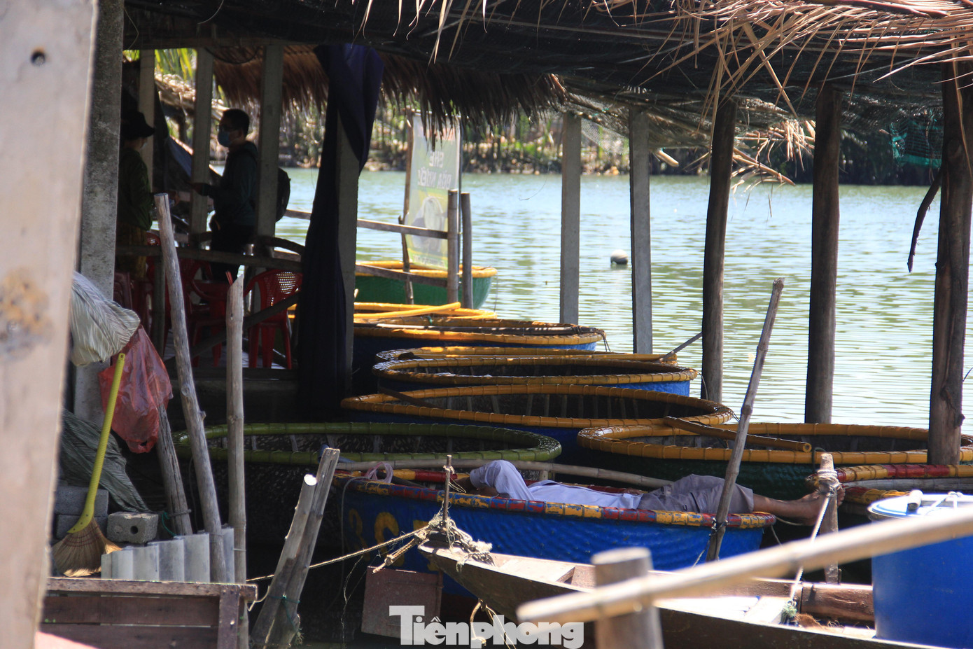 Những hộ dân sống quanh rừng dừa đa phần đều sắm thúng để phục vụ du khách. Những năm trước dịch, đây là nguồn thu nhập chính của họ. Những hộ dân sống quanh rừng dừa đa phần đều sắm thúng để phục vụ du khách. Những năm trước dịch, đây là nguồn thu nhập chính của họ.