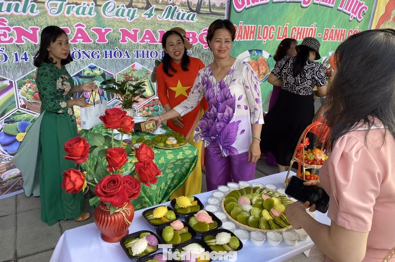 Nhiều món ngon được giới thiệu tại ngày hội. Khu dân cư còn có bữa cơm đại đoàn kết để người dân có thêm dịp trò chuyện, kết nối với nhau, từ đó xây dựng khu dân cư đoàn kết, lành mạnh.