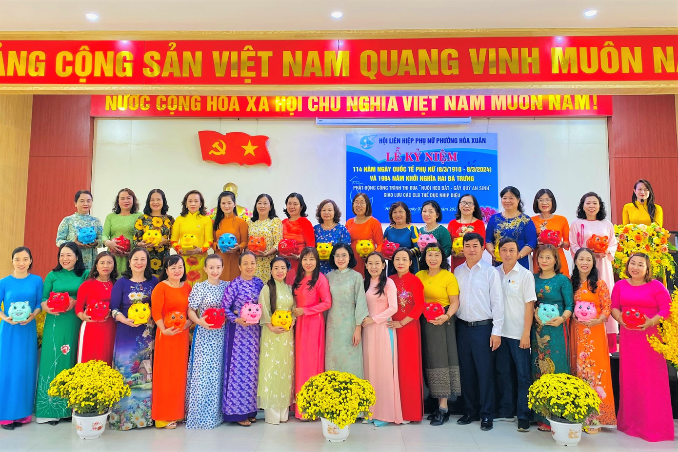 Dịp này, Hội Phụ nữ phường Hòa Xuân phát động chương trình thi đua “Nuôi heo đất – gây quỹ an sinh”. Chương trình sẽ chia sẻ với những hoàn cảnh phụ nữ, trẻ em còn khó khăn trên địa bàn.