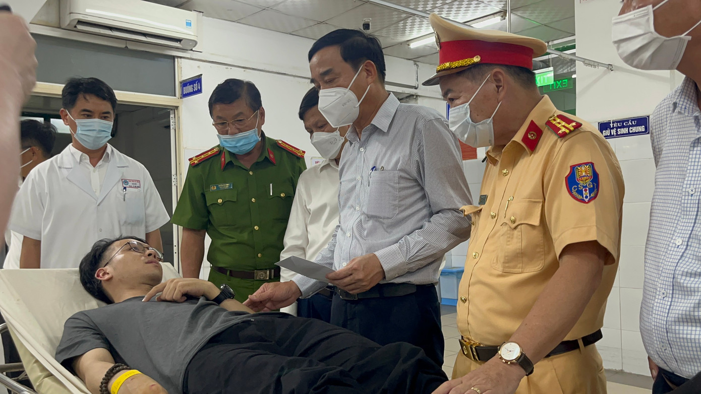 Lãnh đạo thành phố đến thăm hỏi các nạn nhân tại Bệnh viện Đà Nẵng.