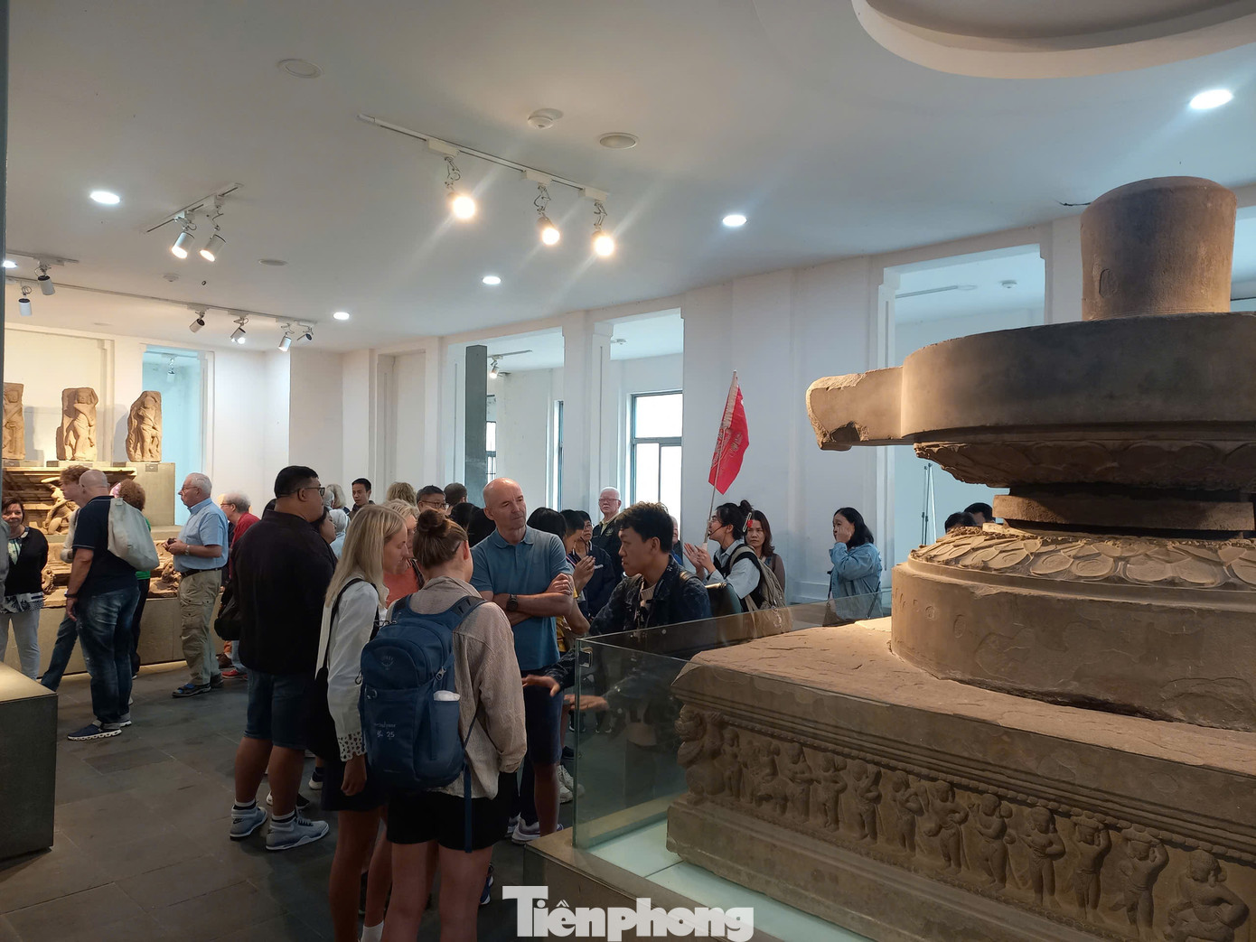 Anh Kevin (Pháp) chia sẻ rằng đây là lần đầu tiên anh đến Đà Nẵng và cũng là lần đầu biết đến nền văn hóa, nghệ thuật Chăm. “Tôi rất ấn tượng về bộ sưu tập tại bảo tàng, những cổ vật cho thấy trình độ thẩm mỹ và kỹ năng rất điêu luyện của các nghệ nhân, phản ánh sự phát triển của nền văn hóa”, anh Kevin bày tỏ. Anh Kevin (Pháp) chia sẻ rằng đây là lần đầu tiên anh đến Đà Nẵng và cũng là lần đầu biết đến nền văn hóa, nghệ thuật Chăm. “Tôi rất ấn tượng về bộ sưu tập tại bảo tàng, những cổ vật cho thấy trình độ thẩm mỹ và kỹ năng rất điêu luyện của các nghệ nhân, phản ánh sự phát triển của nền văn hóa”, anh Kevin bày tỏ.