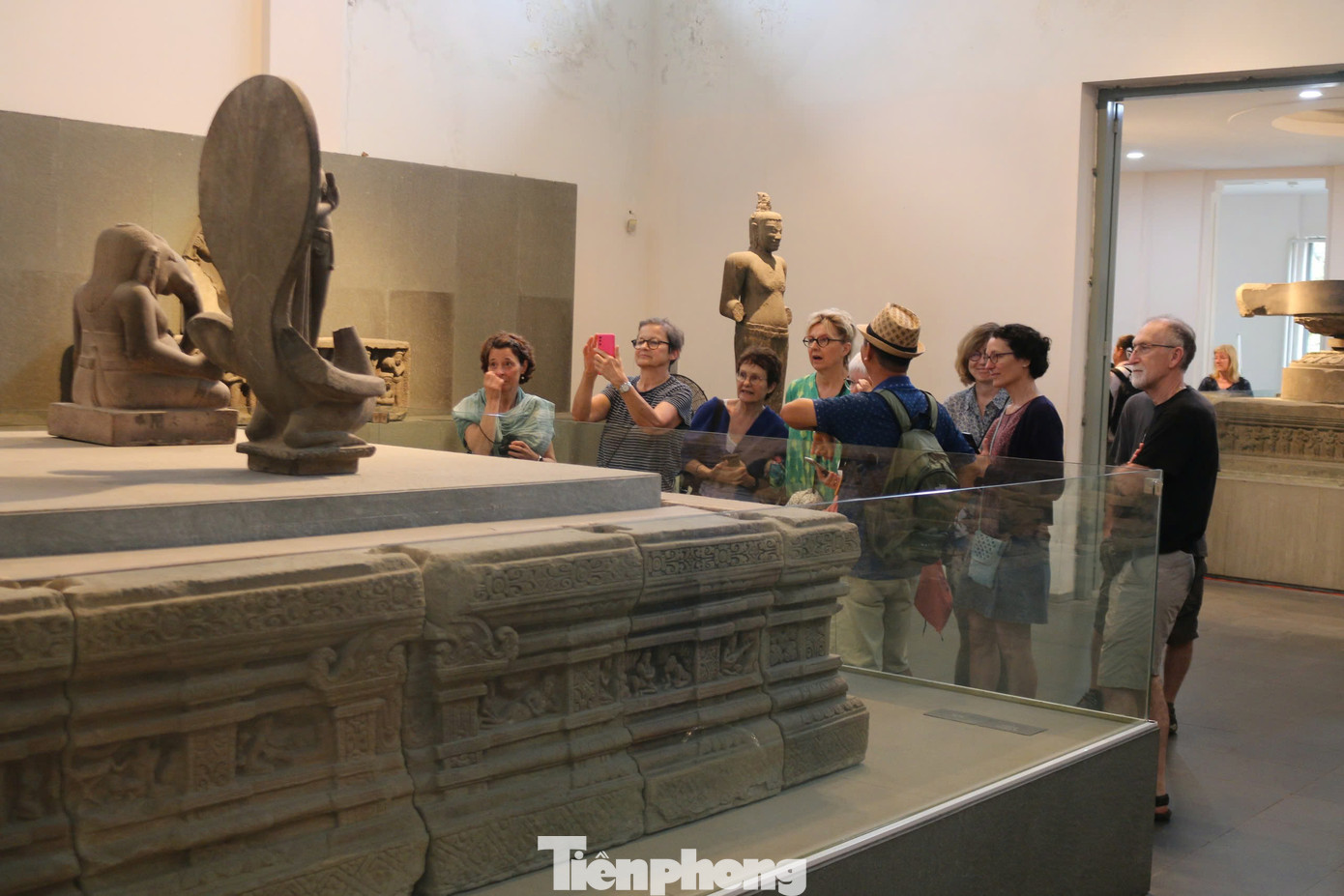 Anh Kevin (Pháp) chia sẻ rằng đây là lần đầu tiên anh đến Đà Nẵng và cũng là lần đầu biết đến nền văn hóa, nghệ thuật Chăm. “Tôi rất ấn tượng về bộ sưu tập tại bảo tàng, những cổ vật cho thấy trình độ thẩm mỹ và kỹ năng rất điêu luyện của các nghệ nhân, phản ánh sự phát triển của nền văn hóa”, anh Kevin bày tỏ. Anh Kevin (Pháp) chia sẻ rằng đây là lần đầu tiên anh đến Đà Nẵng và cũng là lần đầu biết đến nền văn hóa, nghệ thuật Chăm. “Tôi rất ấn tượng về bộ sưu tập tại bảo tàng, những cổ vật cho thấy trình độ thẩm mỹ và kỹ năng rất điêu luyện của các nghệ nhân, phản ánh sự phát triển của nền văn hóa”, anh Kevin bày tỏ.