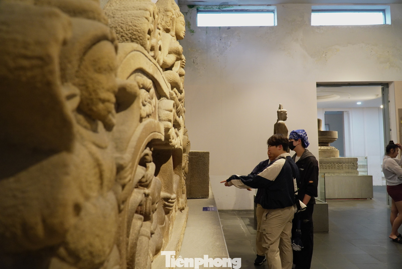 Du khách quốc tế bị cuốn hút bởi bề dày lịch sử và bộ sưu tập cổ vật điêu khắc Chăm. Chị Thu Trang - nhân viên một công ty du lịch đang khai thác điểm đến bảo tàng này cho biết từ tháng 10 trở đi là cao điểm của khách quốc tế, đặc biệt là khách tàu biển. “Do đặc thù tàu biển thường rời đi trong ngày nên du khách chọn những điểm tham quan gần, thuận lợi di chuyển. Họ thường ưu tiên chọn Bảo tàng Điêu khắc Chăm, chợ Hàn, bán đảo Sơn Trà, Bà Nà…” chị Thu Trang nói. Du khách quốc tế bị cuốn hút bởi bề dày lịch sử và bộ sưu tập cổ vật điêu khắc Chăm. Chị Thu Trang - nhân viên một công ty du lịch đang khai thác điểm đến bảo tàng này cho biết từ tháng 10 trở đi là cao điểm của khách quốc tế, đặc biệt là khách tàu biển. “Do đặc thù tàu biển thường rời đi trong ngày nên du khách chọn những điểm tham quan gần, thuận lợi di chuyển. Họ thường ưu tiên chọn Bảo tàng Điêu khắc Chăm, chợ Hàn, bán đảo Sơn Trà, Bà Nà…” chị Thu Trang nói.