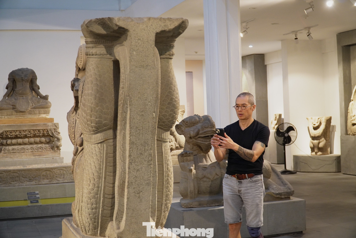Anh Kevin (Pháp) chia sẻ rằng đây là lần đầu tiên anh đến Đà Nẵng và cũng là lần đầu biết đến nền văn hóa, nghệ thuật Chăm. “Tôi rất ấn tượng về bộ sưu tập tại bảo tàng, những cổ vật cho thấy trình độ thẩm mỹ và kỹ năng rất điêu luyện của các nghệ nhân, phản ánh sự phát triển của nền văn hóa”, anh Kevin bày tỏ. Anh Kevin (Pháp) chia sẻ rằng đây là lần đầu tiên anh đến Đà Nẵng và cũng là lần đầu biết đến nền văn hóa, nghệ thuật Chăm. “Tôi rất ấn tượng về bộ sưu tập tại bảo tàng, những cổ vật cho thấy trình độ thẩm mỹ và kỹ năng rất điêu luyện của các nghệ nhân, phản ánh sự phát triển của nền văn hóa”, anh Kevin bày tỏ.