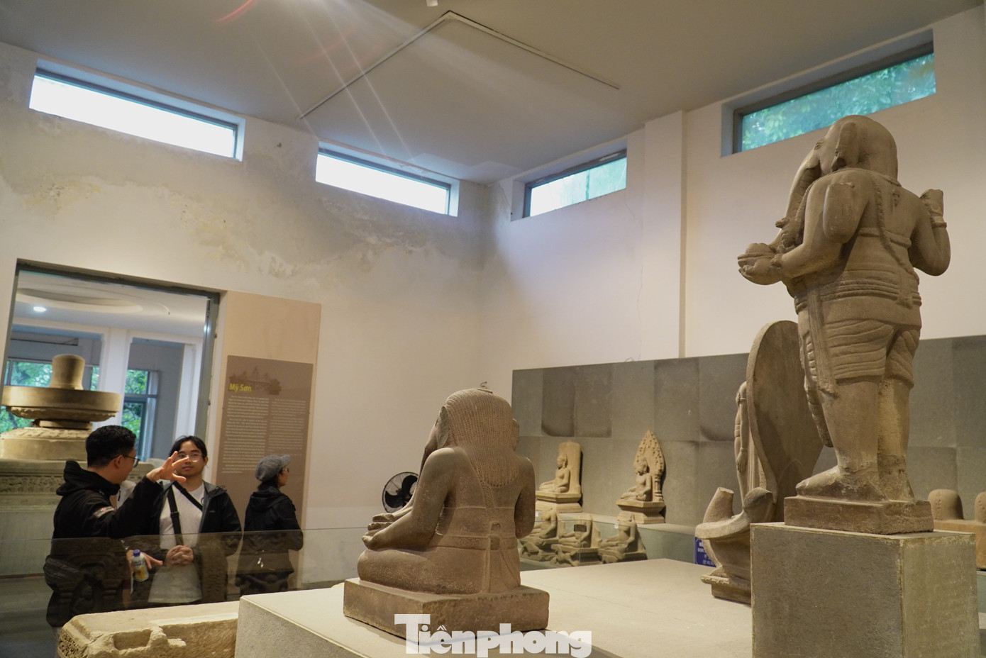 Đặc biệt, bảo tàng còn có 9 bảo vật quốc gia, gồm đài thờ Trà Kiệu, tượng bồ tát Tara, tượng thần Ganesha, tượng Gajasimha, Apsara, đài thờ Mỹ Sơn E1, đài thờ Đồng Dương, tượng thần Shiva, đản sinh Brahma càng gây sự tò mò, hấp dẫn du khách. Đặc biệt, bảo tàng còn có 9 bảo vật quốc gia, gồm đài thờ Trà Kiệu, tượng bồ tát Tara, tượng thần Ganesha, tượng Gajasimha, Apsara, đài thờ Mỹ Sơn E1, đài thờ Đồng Dương, tượng thần Shiva, đản sinh Brahma càng gây sự tò mò, hấp dẫn du khách.