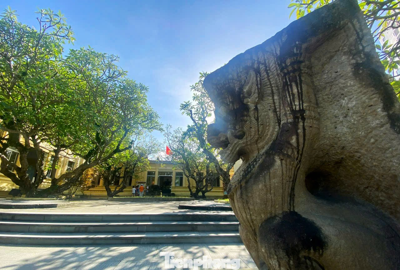 Bảo tàng Điêu khắc Chăm là bảo tàng lâu đời nhất Việt Nam, được người Pháp xây dựng từ năm 1915. Năm 1919, bảo tàng mở cửa đón khách. Bảo tàng đang trưng bày khoảng 400 hiện vật và chia khu trưng bày theo địa điểm tìm ra hiện vật. Ảnh: Thanh Hiền. Bảo tàng Điêu khắc Chăm là bảo tàng lâu đời nhất Việt Nam, được người Pháp xây dựng từ năm 1915. Năm 1919, bảo tàng mở cửa đón khách. Bảo tàng đang trưng bày khoảng 400 hiện vật và chia khu trưng bày theo địa điểm tìm ra hiện vật. Ảnh: Thanh Hiền.