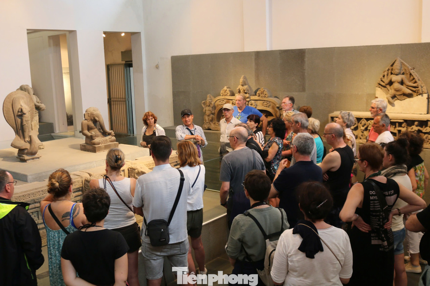 Nằm nay trung tâm thành phố, bên cạnh cầu Rồng, Bảo tàng Điêu khắc Chăm cũng không đóng cửa dịp Tết. Du khách có thể đến để xem các cổ vật, đặc biệt có 12 Bảo vật quốc gia. Giá vé vào bảo tàng 60.000 đồng/vé.