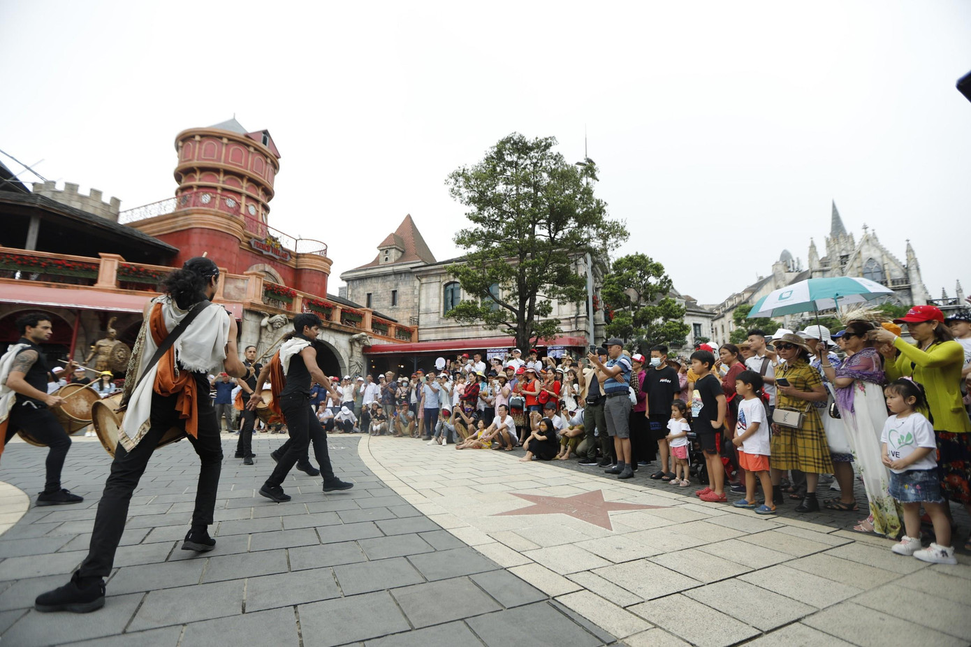 Khu du lịch Bà Nà Hills đông nghẹt du khách trong ngày nghỉ lễ.