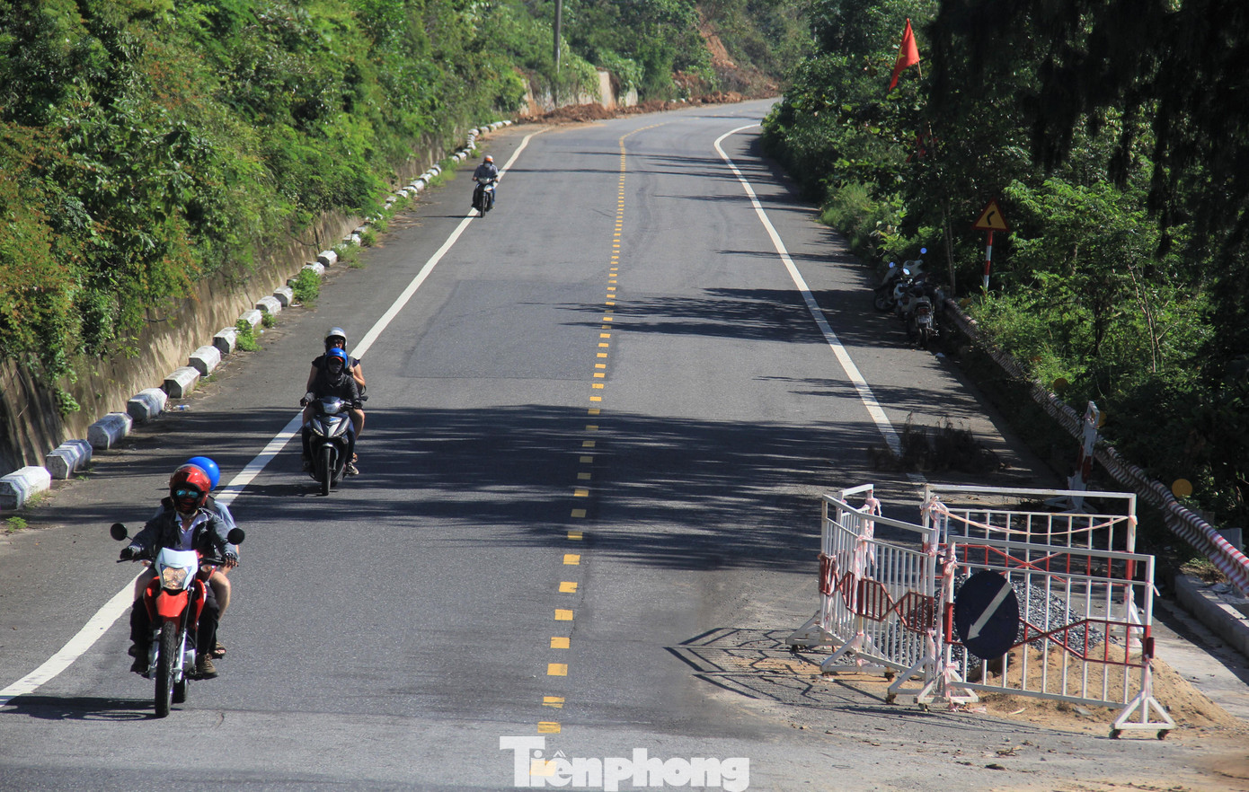 Phương tiện lưu thông, tuy nhiên tuyến đường trên bán đảo một số điểm vẫn phải rào chắn để đảm bảo an toàn cho người và phương tiện.
