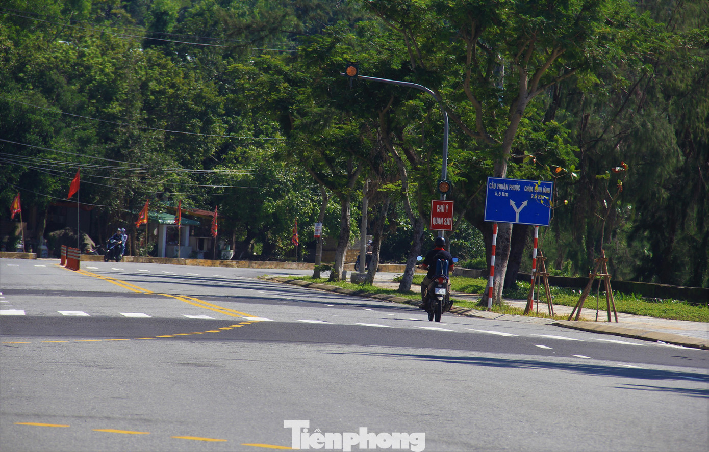 Bán đảo Sơn Trà nhiều nơi vẫn còn ngổn ngang, tắc nghẽn sau sạt lở ảnh 2