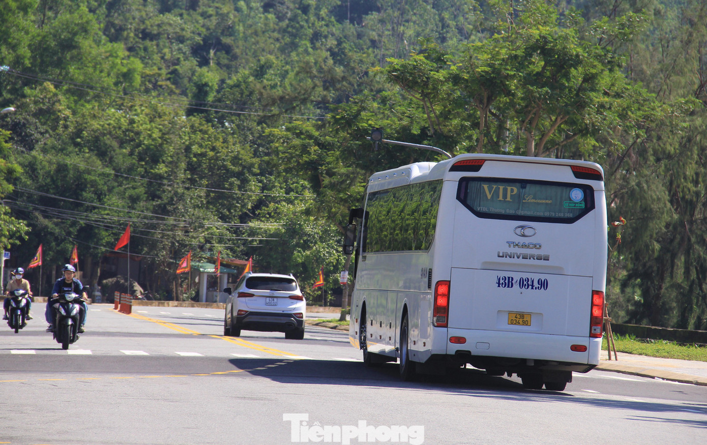 Xe chở các đoàn khách liên tục hướng lên bán đảo Sơn Trà. Ngay sau khi xảy ra sạt lở, BQL Bán đảo Sơn Trà và các bãi biển du lịch Đà Nẵng đã thông báo tạm ngừng tham quan. Các lực lượng chức năng nỗ lực dọn đá lăn, cây gãy đổ, khắc phục những điểm bị sạt, sụt lún. Hiện phương tiện đã lưu thông bình thường.