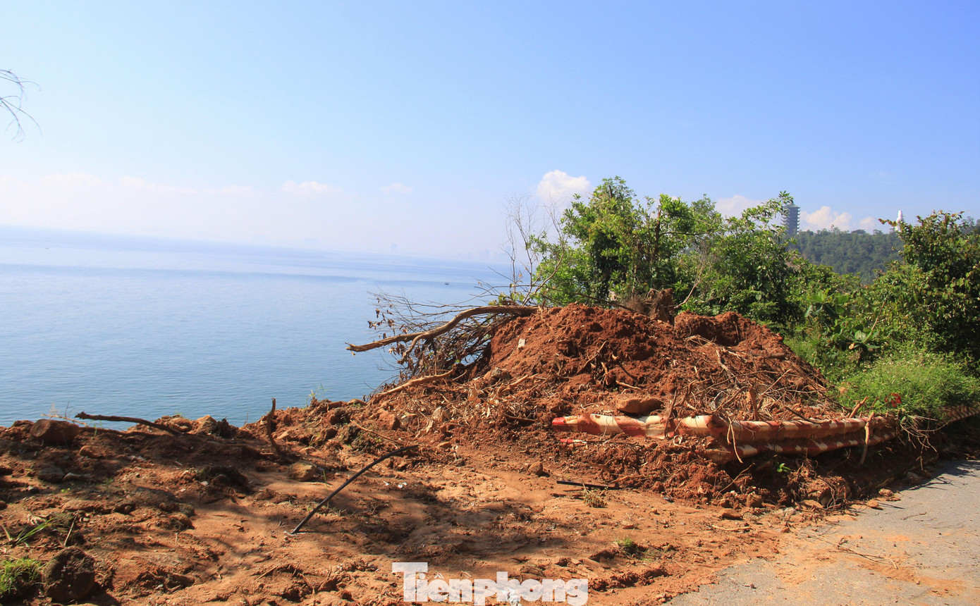 Một đoạn taluy âm bị bẻ cong, đất đá sạt lở tuồn xuống vực.