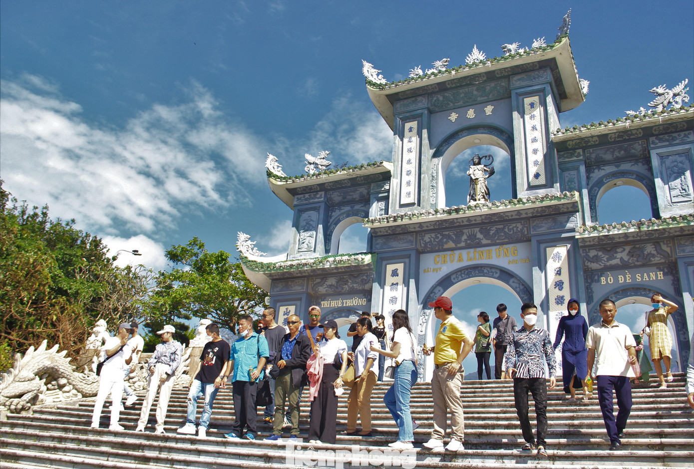 Hiện du khách chỉ được lên tham quan một số điểm như chùa Linh Ứng, đỉnh Bàn Cờ, khu nghỉ dưỡng....Đó là những địa điểm đường sá đã được khắc phục xong, đi lại thuận tiện, đảm bảo an toàn cho người và phương tiện.