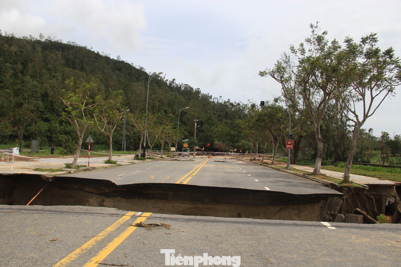 Bán đảo Sơn Trà nhiều nơi vẫn còn ngổn ngang, tắc nghẽn sau sạt lở ảnh 1