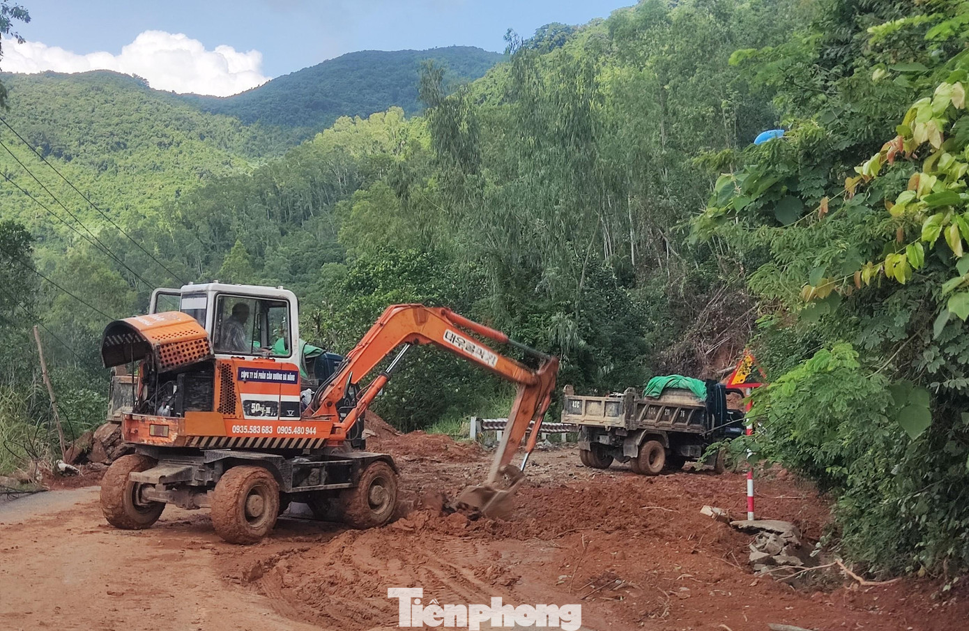 Các đơn vị thi công đang nỗ lực khắc phục thiệt hại trên bán đảo. Hiện tuyến đường đi ra hải đăng Tiên Sa, cây đa di sản...vẫn còn tắc nghẽn.