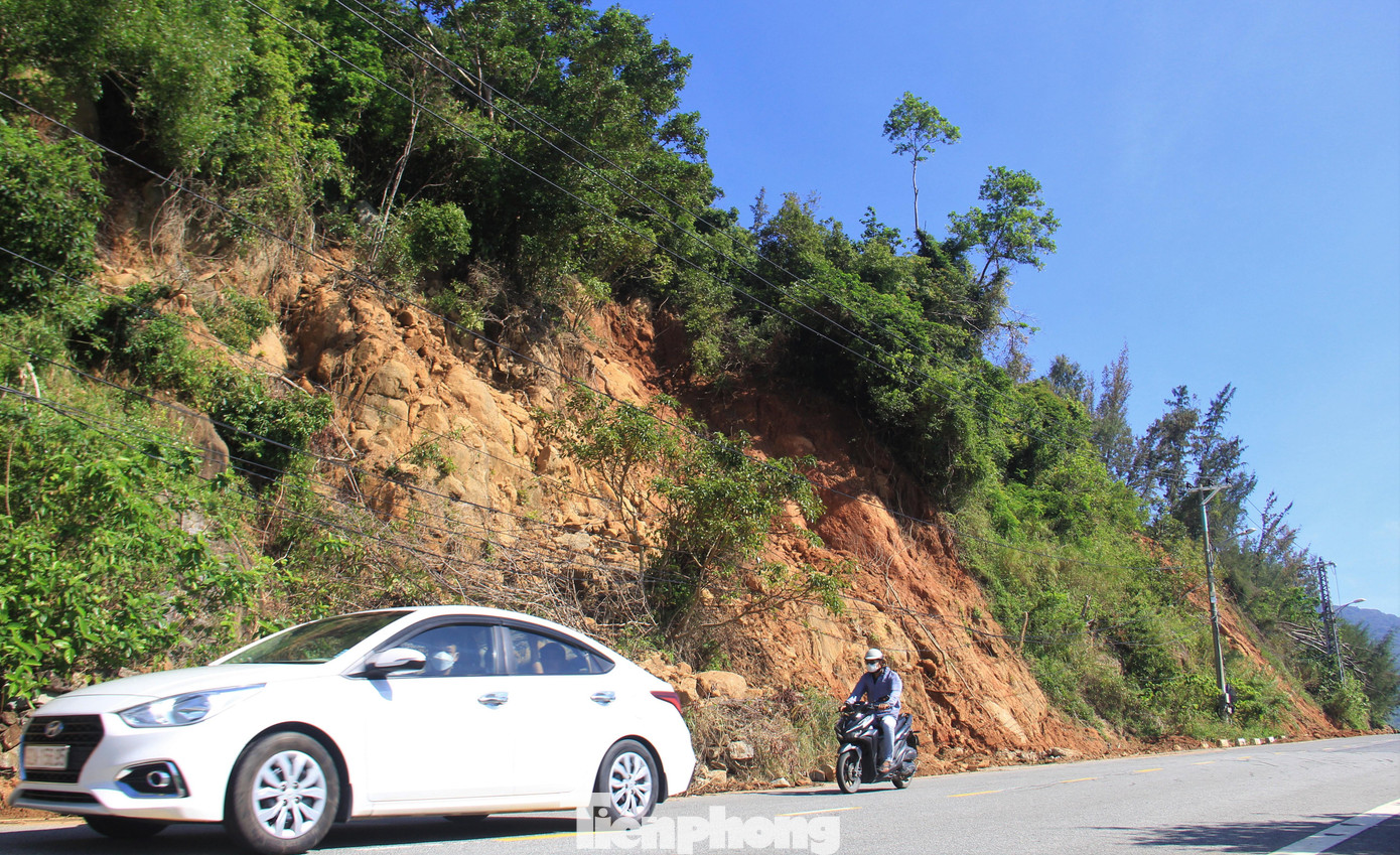 Dấu tích sạt lở vẫn còn. Trên bán đảo có hàng chục điểm sạt lở, những điểm gần đường đã được ưu tiên khắc phục.