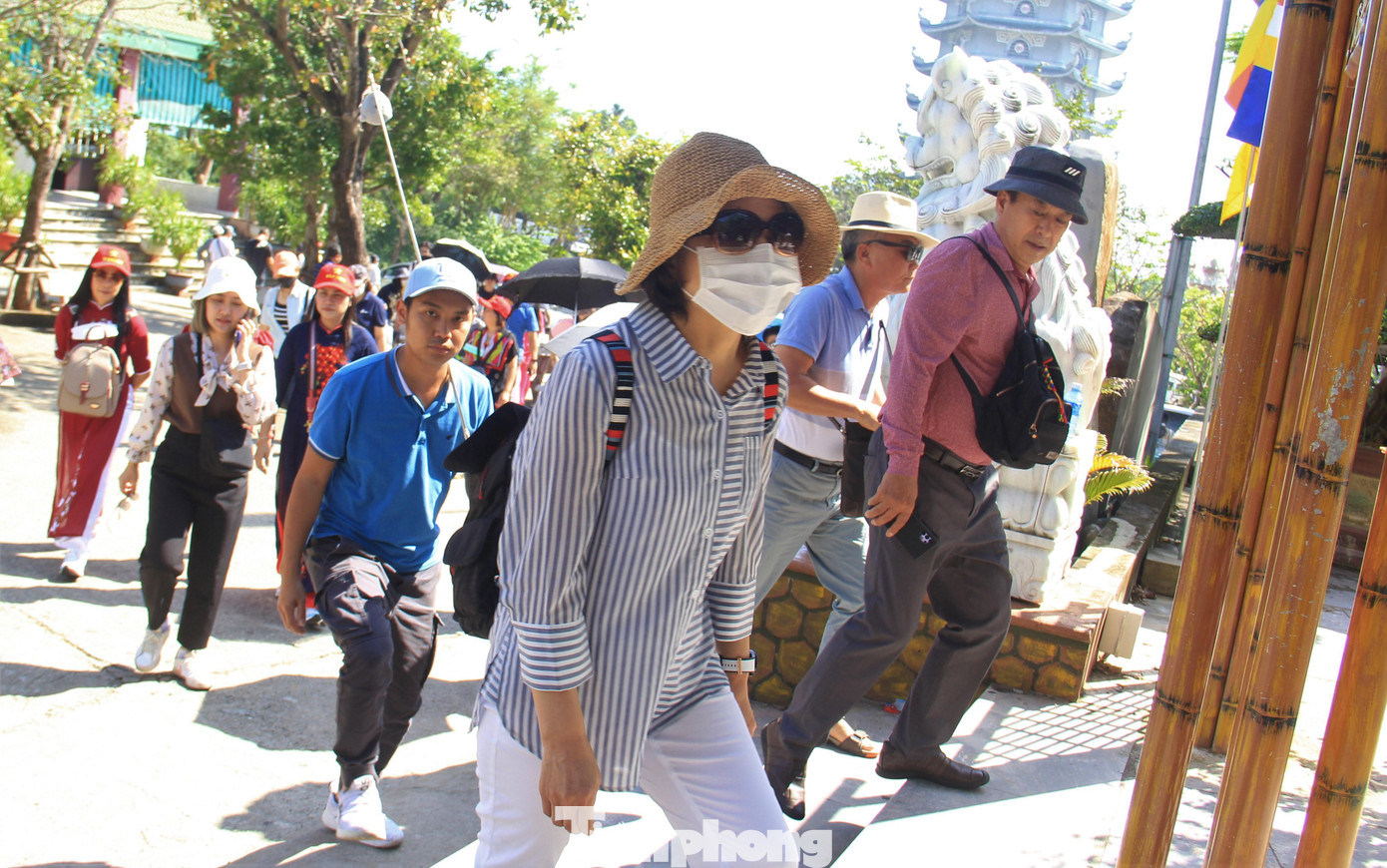 Bán đảo Sơn Trà là một trong những điểm đến được du khách ưa thích khi tới Đà Nẵng. Sau trận mưa lớn gây sạt lở nặng nề vào giữa tháng 10, việc tham quan ở đây bị gián đoạn.