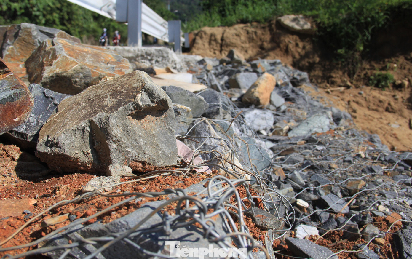 Phía taluy âm bị nước đánh sạt. Lực lượng chức năng phải bọc lưới đá để làm kè.