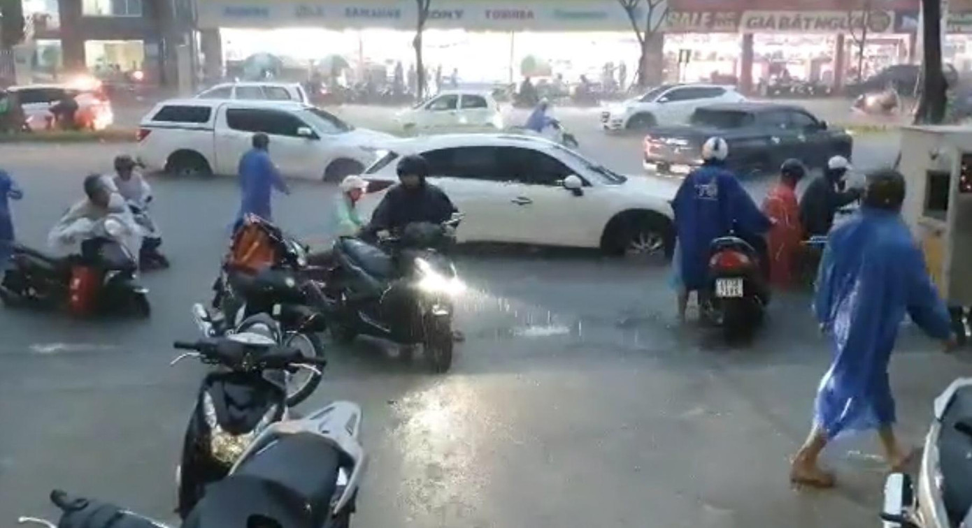 Tại đường Nguyễn Văn Linh, hàng loạt xe cộ ùn ứ vì không thể di chuyển. Những người đi xe máy đã phải dắt lên vỉa hè cao ráo để tránh chết máy. Tại đường Nguyễn Văn Linh, hàng loạt xe cộ ùn ứ vì không thể di chuyển. Những người đi xe máy đã phải dắt lên vỉa hè cao ráo để tránh chết máy.