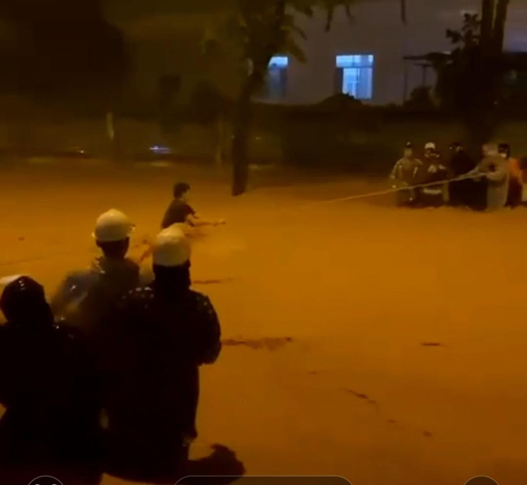 Hiện tại, thành phố đã huy động các lực lượng cứu hộ ứng cứu người dân tại khu vực bị ngập, đặc biệt là quận Liên Chiểu.