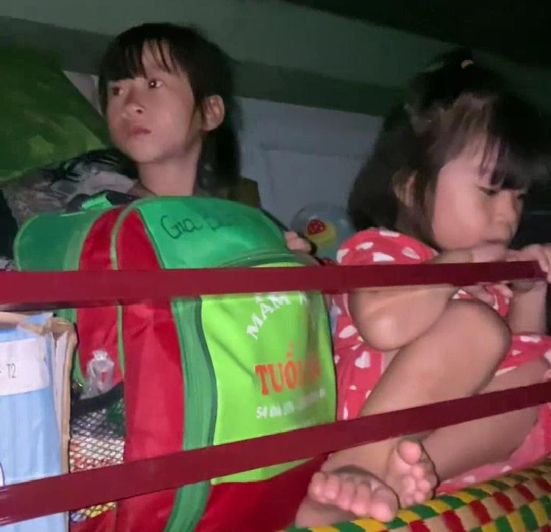 Hàng loạt nhà dân bị nước tấn công bất ngờ không kịp xoay xở. Chị Ngọc Linh (đường Hoàng Văn Thái) cho hay trong nhà chị đã ngập hơn nửa người, ra đường ngập tới cổ. Nhà có 4 trẻ em và 4 người lớn, trời vẫn tiếp tục mưa, sợ nước sẽ lên cao nữa nên chị đã cầu cứu các lực lượng cứu hộ. Trong ảnh: Hai em nhỏ trong nhà chị Linh ngồi trên giường tầng đợi lực lượng cứu hộ tới giải cứu,.