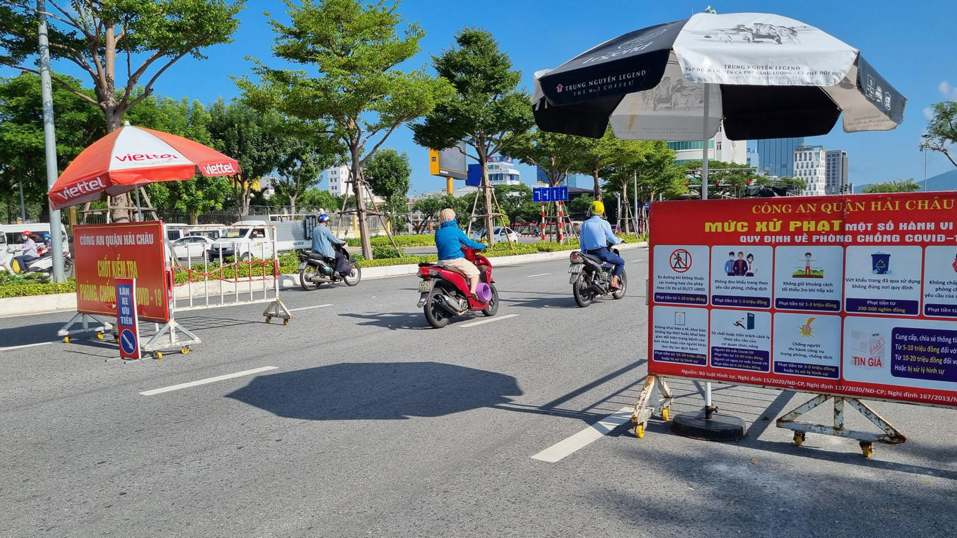 Bí thư Thành ủy Đà Nẵng yêu cầu bỏ bớt rào chắn trên các tuyến đường lớn.