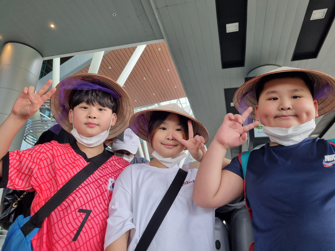 Những em bé người Hàn Quốc thích thú khi đội nón lá Việt Nam.
