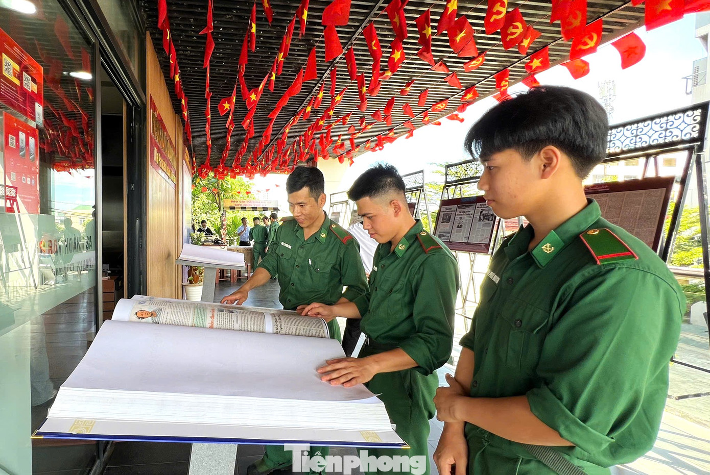 Bạn Nguyễn Đức Duy (quận Sơn Trà) cho hay nhờ những trang báo này mà anh thấy được quá trình đấu tranh bảo vệ chủ quyền qua các thời kỳ của đất nước. “Đọc từng trang báo, điều tôi nhận thấy rõ nhất là mỗi thời kỳ một khác, nhưng tình yêu quê hương thì không hề thay đổi. Bản thân tôi cũng sẽ nỗ lực học tập, rèn luyện để đóng góp chút công sức nhỏ bé của mình cho đất nước”, anh Duy nói. Bạn Nguyễn Đức Duy (quận Sơn Trà) cho hay nhờ những trang báo này mà anh thấy được quá trình đấu tranh bảo vệ chủ quyền qua các thời kỳ của đất nước. “Đọc từng trang báo, điều tôi nhận thấy rõ nhất là mỗi thời kỳ một khác, nhưng tình yêu quê hương thì không hề thay đổi. Bản thân tôi cũng sẽ nỗ lực học tập, rèn luyện để đóng góp chút công sức nhỏ bé của mình cho đất nước”, anh Duy nói.