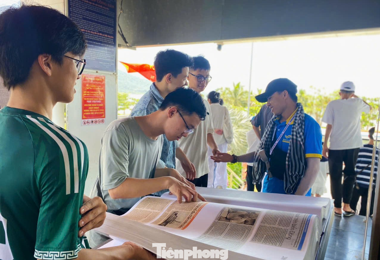 Người dân, du khách khi đến nhà trưng bày sẽ được xem hai bộ sưu tập báo chí tiêu biểu từ năm 1974 đến nay, phản ánh quá trình đấu tranh khẳng định và bảo vệ chủ quyền của Việt Nam tại hai quần đảo Hoàng Sa, Trường Sa thông qua ngòi bút của nhiều thế hệ nhà báo. Ảnh: T.H. Người dân, du khách khi đến nhà trưng bày sẽ được xem hai bộ sưu tập báo chí tiêu biểu từ năm 1974 đến nay, phản ánh quá trình đấu tranh khẳng định và bảo vệ chủ quyền của Việt Nam tại hai quần đảo Hoàng Sa, Trường Sa thông qua ngòi bút của nhiều thế hệ nhà báo. Ảnh: T.H.