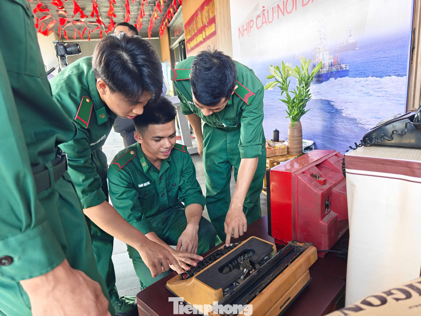 Theo Nhà Trưng bày Hoàng Sa, “Báo chí - Nhịp cầu nối đảo xa” không chỉ là hoạt động trưng bày mà còn là biểu tượng của tinh thần đoàn kết dân tộc, của tiếng nói mạnh mẽ bảo vệ chủ quyền từ đất liền đến hải đảo. Qua đó khẳng định: Hoàng Sa là máu thịt thiêng liêng của Việt Nam. Theo Nhà Trưng bày Hoàng Sa, “Báo chí - Nhịp cầu nối đảo xa” không chỉ là hoạt động trưng bày mà còn là biểu tượng của tinh thần đoàn kết dân tộc, của tiếng nói mạnh mẽ bảo vệ chủ quyền từ đất liền đến hải đảo. Qua đó khẳng định: Hoàng Sa là máu thịt thiêng liêng của Việt Nam.