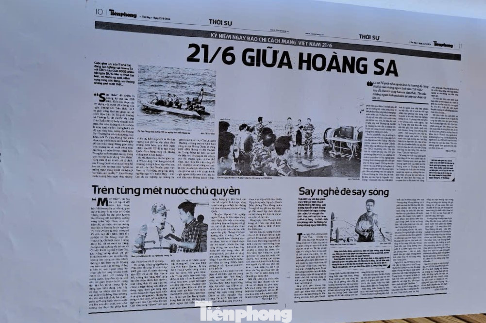 Kỷ niệm ngày 21/6 trên báo Tiền Phong cũng được giới thiệu trong bộ sưu tập. Đây là dịp "lễ nghề" đặc biệt khi các phóng viên ở giữa biển khơi, tác nghiệp sự kiện Trung Quốc kéo giàn khoan HD 981 vào quần đảo Hoàng Sa của Việt Nam mùa hè năm 2014. Kỷ niệm ngày 21/6 trên báo Tiền Phong cũng được giới thiệu trong bộ sưu tập. Đây là dịp "lễ nghề" đặc biệt khi các phóng viên ở giữa biển khơi, tác nghiệp sự kiện Trung Quốc kéo giàn khoan HD 981 vào quần đảo Hoàng Sa của Việt Nam mùa hè năm 2014.