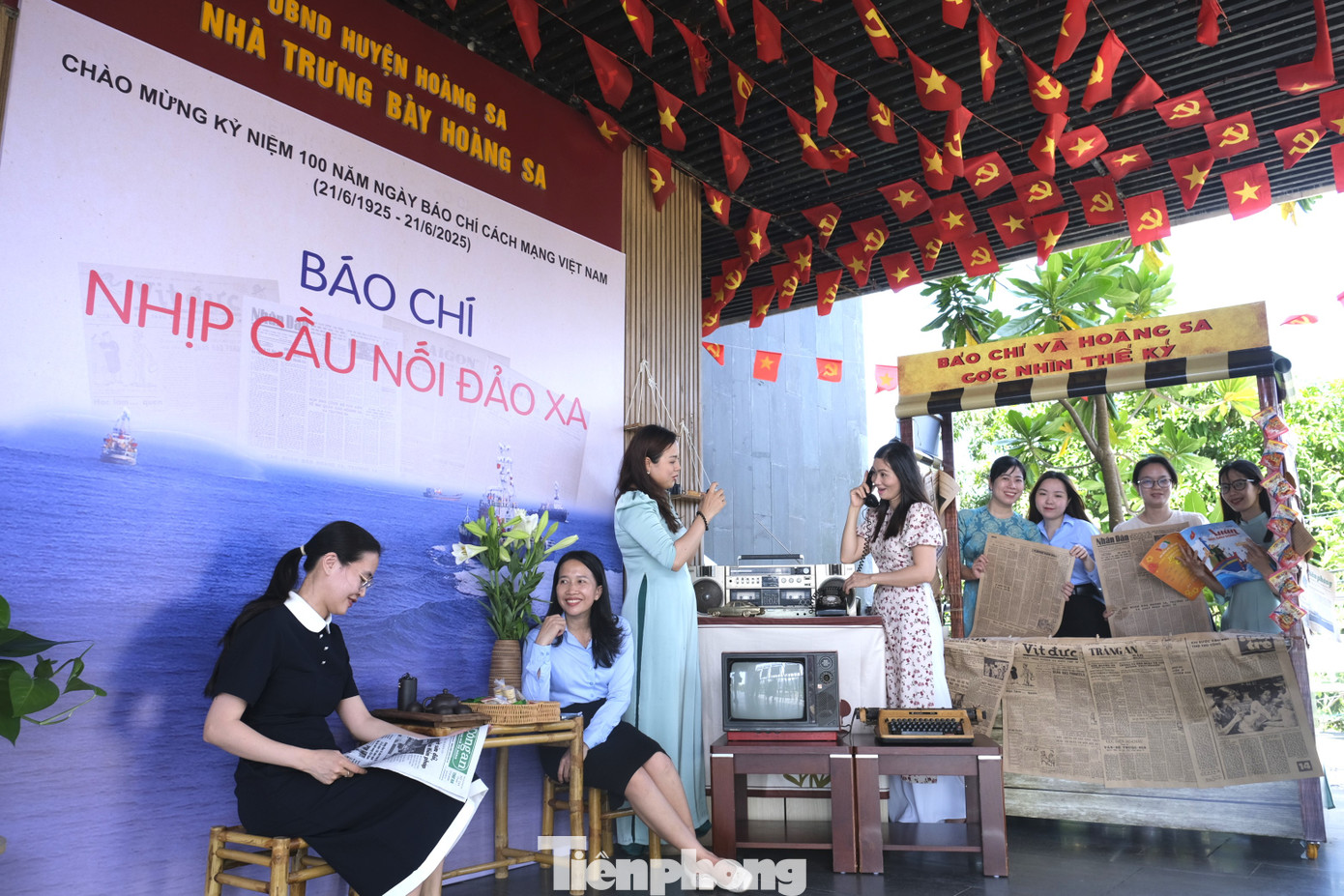 Tại đây, du khách được trở về không gian báo chí xưa ở sạp báo truyền thống - biểu tượng đô thị một thời của Việt Nam. Không gian này, được thiết kế gần gũi và giàu trải nghiệm, không chỉ khơi dậy hoài niệm mà còn vun đắp niềm tự hào về một nền báo chí giàu bản sắc, luôn đồng hành cùng dân tộc. Tại đây, du khách được trở về không gian báo chí xưa ở sạp báo truyền thống - biểu tượng đô thị một thời của Việt Nam. Không gian này, được thiết kế gần gũi và giàu trải nghiệm, không chỉ khơi dậy hoài niệm mà còn vun đắp niềm tự hào về một nền báo chí giàu bản sắc, luôn đồng hành cùng dân tộc.