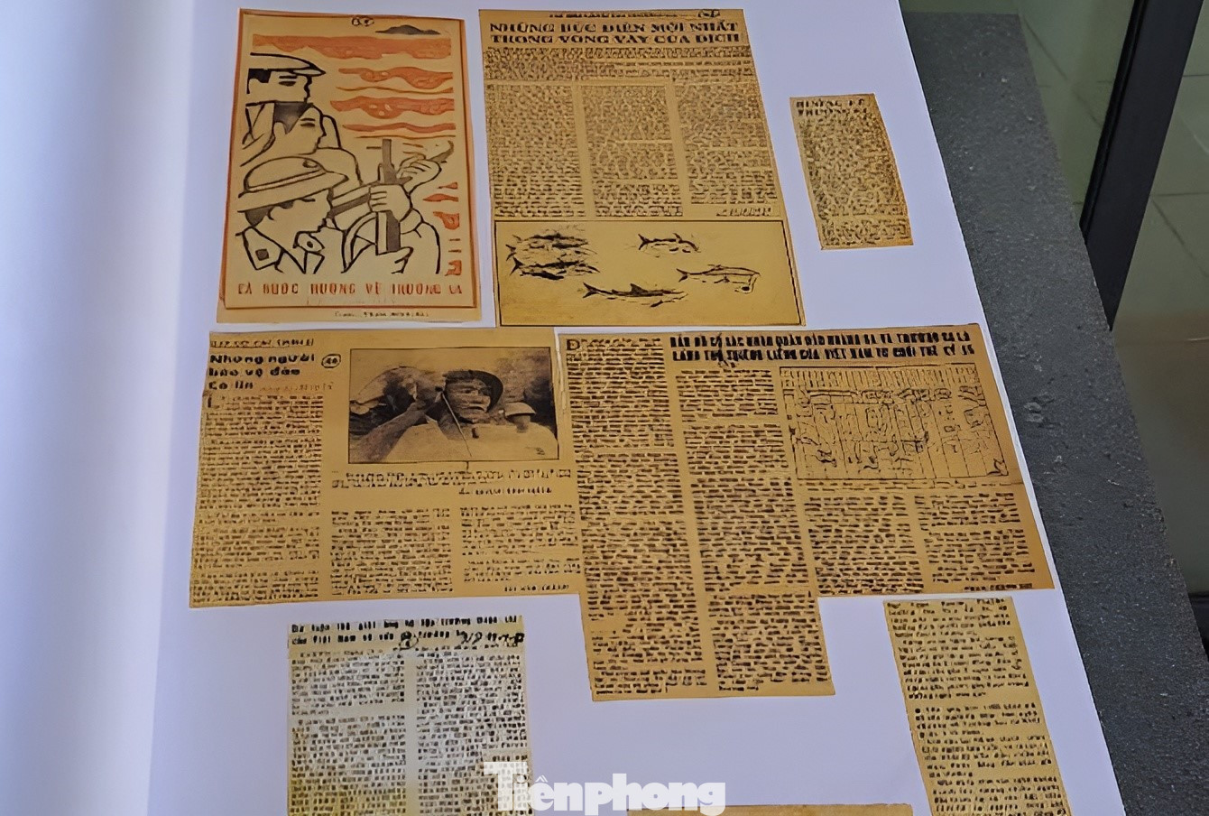 Hơn 1.500 trang báo, với hàng ngàn bài viết từ nhiều tờ báo được đưa vào bộ sưu tập trang trọng. Những trang báo đã ố màu thời gian nhưng vẫn vẹn nguyên ngọn lửa sục sôi đấu tranh vì chủ quyền biển đảo. Hơn 1.500 trang báo, với hàng ngàn bài viết từ nhiều tờ báo được đưa vào bộ sưu tập trang trọng. Những trang báo đã ố màu thời gian nhưng vẫn vẹn nguyên ngọn lửa sục sôi đấu tranh vì chủ quyền biển đảo.