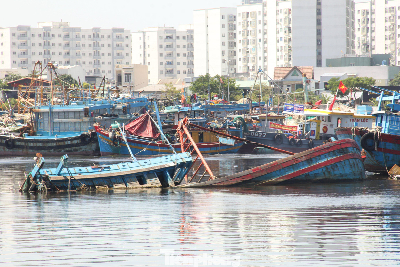 Một tàu cá bị chìm khi neo đậu. Trong thời gian cảng đóng cửa đã có nhiều tàu cá bị chìm.