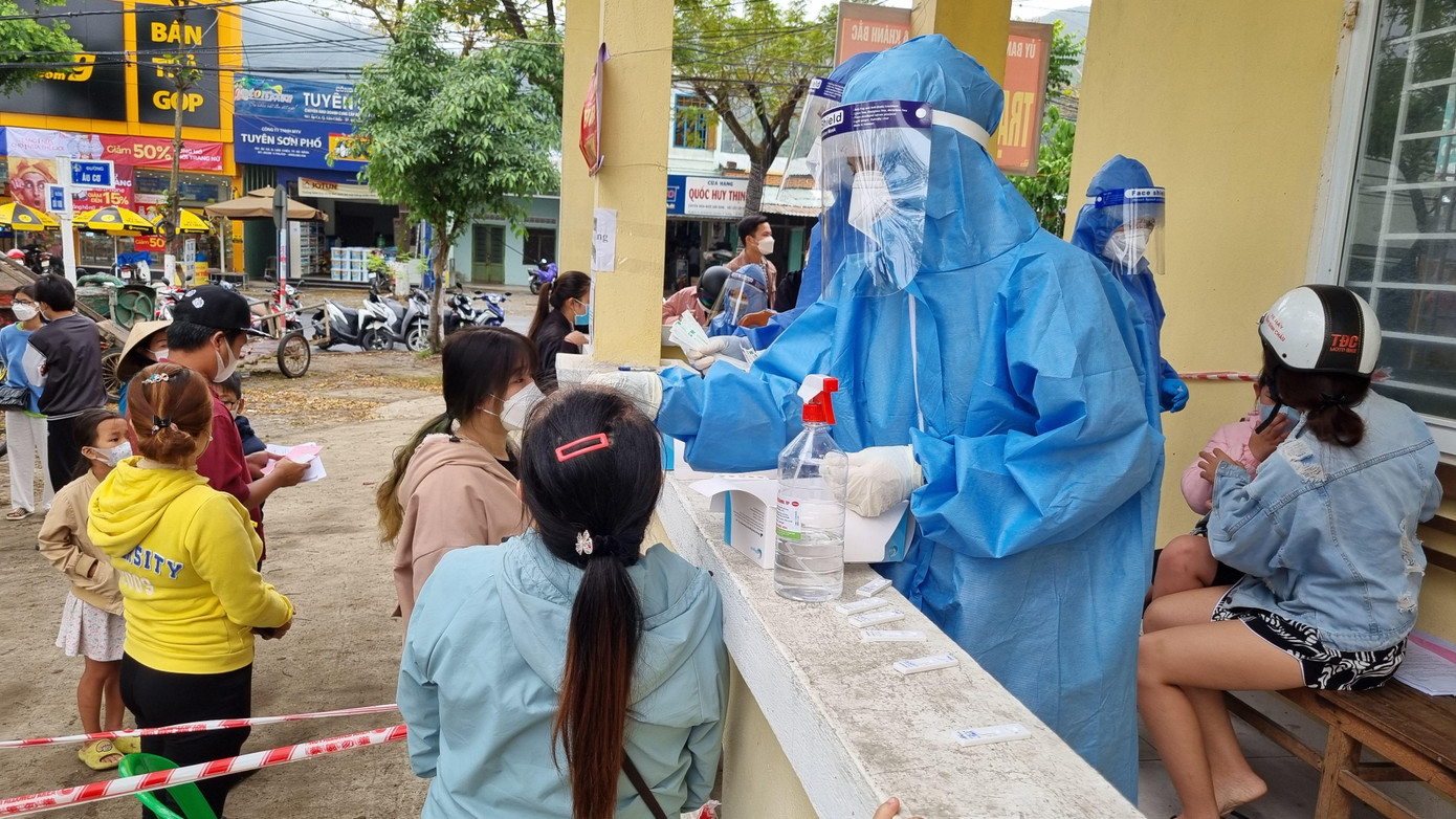 Khi hoàn thành điều trị, F0 đến nhận giấy xác nhận tại trạm y tế lưu động gần nhất. Đây là địa bàn tập trung đông đảo công nhân KCN, sinh viên nên hầu hết các trạm y tế lưu động đều quá tải. Khi hoàn thành điều trị, F0 đến nhận giấy xác nhận tại trạm y tế lưu động gần nhất. Đây là địa bàn tập trung đông đảo công nhân KCN, sinh viên nên hầu hết các trạm y tế lưu động đều quá tải.