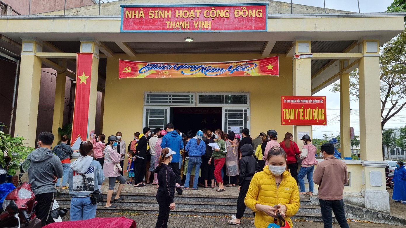 Người dân chen chúc tại trạm y tế lưu động xin cấp các loại giấy tờ.