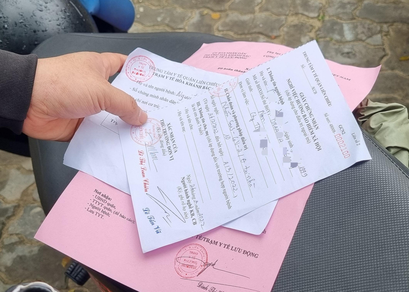 Phải có các giấy tờ xác nhận sau khi mắc COVID-19 công nhân mới được đi làm lại và hưởng các chế độ. Phải có các giấy tờ xác nhận sau khi mắc COVID-19 công nhân mới được đi làm lại và hưởng các chế độ.