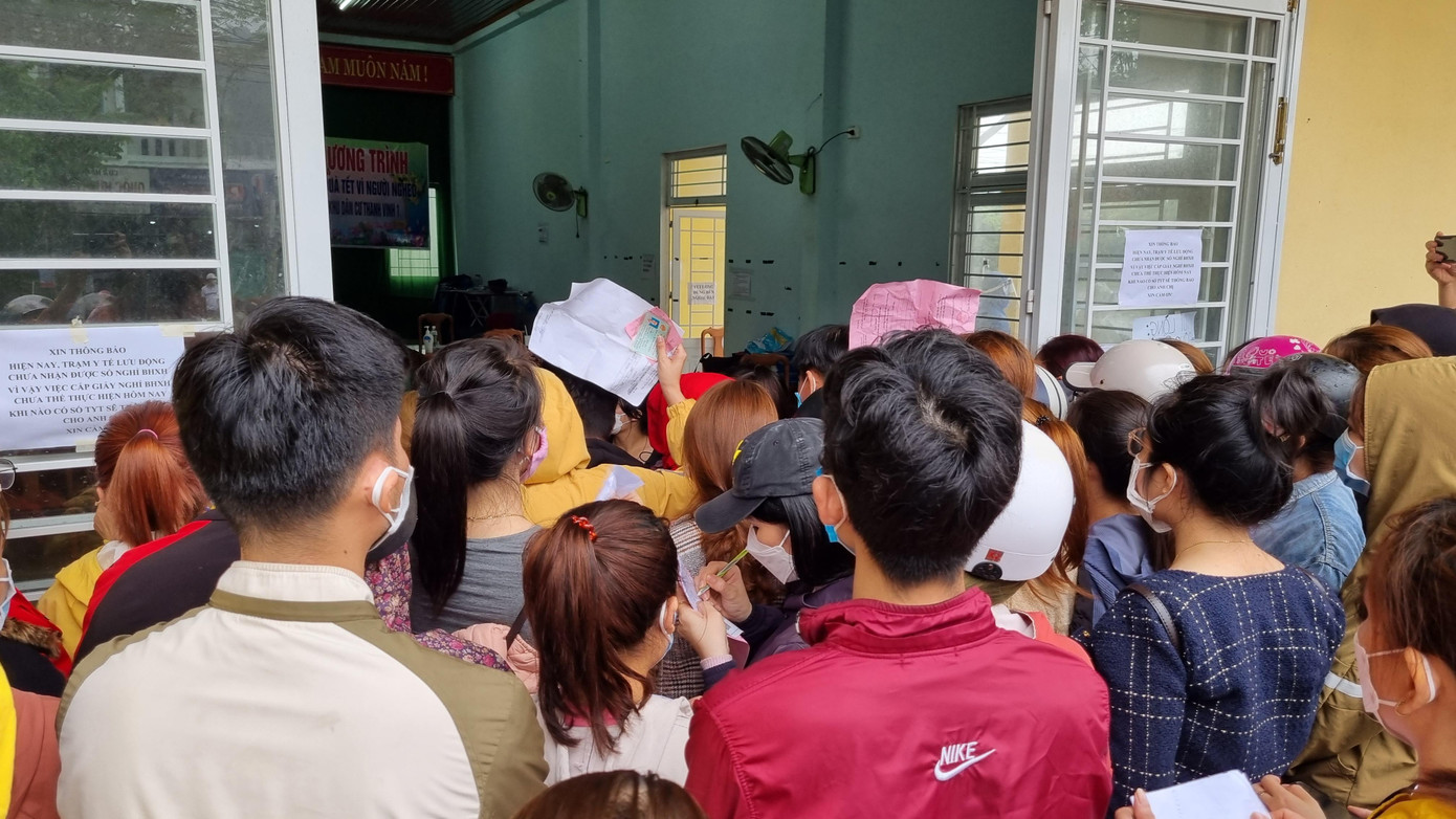 Anh N.V. (công nhân KCN Hòa Khánh) cho hay bị nhiễm COVID-19 ngày 26/2 và đã test thử ở nhà có kết quả âm tính. Anh tới Trạm y tế lưu động để xét nghiệm lại và xin giấy xác nhận hoàn thành cách ly nhưng “phát hoảng” vì người chen chúc vòng trong vòng ngoài. Anh N.V. (công nhân KCN Hòa Khánh) cho hay bị nhiễm COVID-19 ngày 26/2 và đã test thử ở nhà có kết quả âm tính. Anh tới Trạm y tế lưu động để xét nghiệm lại và xin giấy xác nhận hoàn thành cách ly nhưng “phát hoảng” vì người chen chúc vòng trong vòng ngoài.