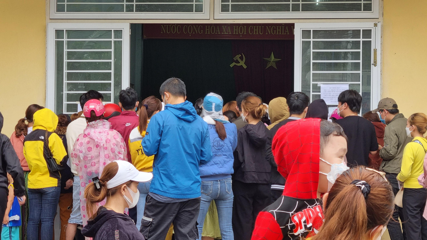 Nhiều người ra đứng phía ngoài sân, chấp nhận chờ đợi đến khi thưa bớt người mới vào. Nhiều người ra đứng phía ngoài sân, chấp nhận chờ đợi đến khi thưa bớt người mới vào.