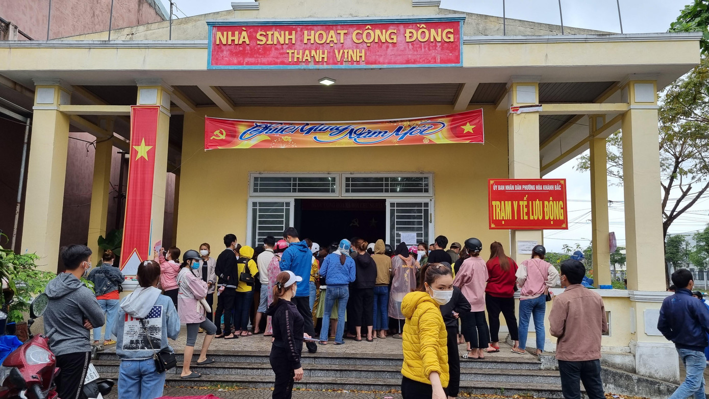 Chị T.T.N. (26 tuổi) cầm theo que test COVID-19 tới trạm để nhân viên y tế lấy mẫu. Chị chia sẻ rất mệt mỏi vì người đông, chờ đợi quá lâu. Chị T.T.N. (26 tuổi) cầm theo que test COVID-19 tới trạm để nhân viên y tế lấy mẫu. Chị chia sẻ rất mệt mỏi vì người đông, chờ đợi quá lâu.