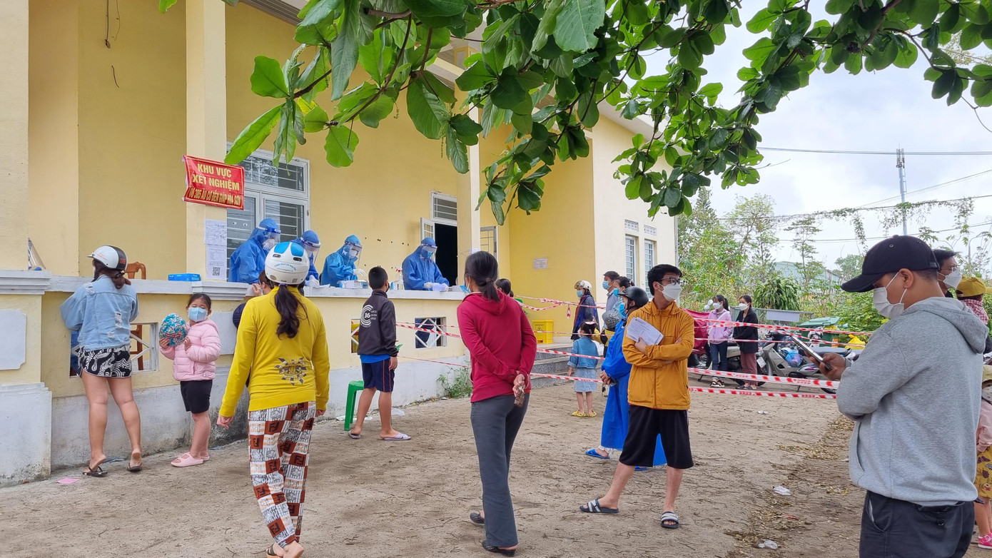 Khu vực chờ xét nghiệm bên ngoài sân. Khu vực chờ xét nghiệm bên ngoài sân.