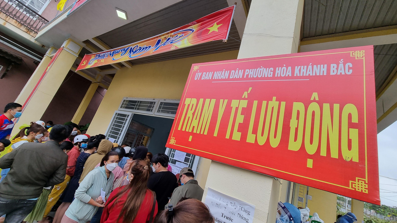 Không ít người “run cầm cập” vì lo F0 chen chúc trong đám đông. Không ít người “run cầm cập” vì lo F0 chen chúc trong đám đông.