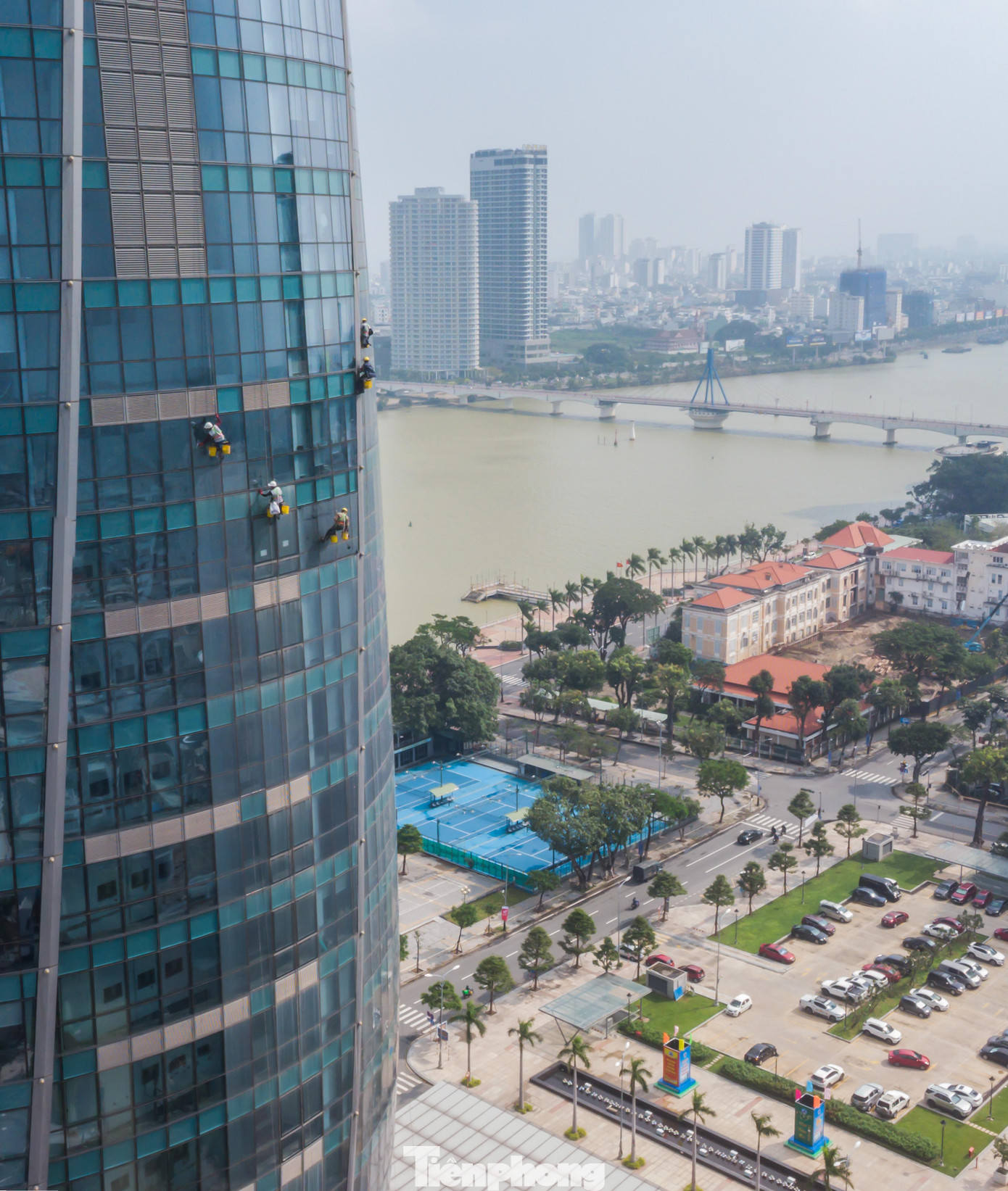 Một số công nhân chia sẻ, để trụ bám được với nghề này, phải có chút “đam mê mạo hiểm”, yêu nghề, chứ không chỉ đơn thuần làm vì mưu sinh. Ảnh: Nguyễn Trình.